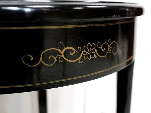 Petite Table Asiatique, Ronde, en bois laqué Noir – XXe