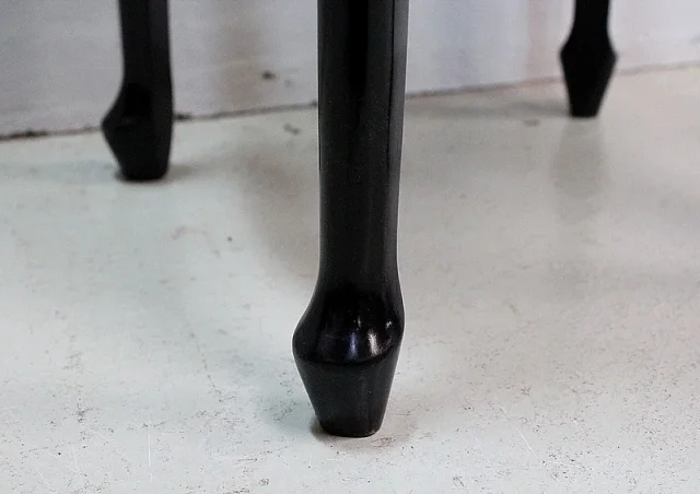 Petite Table Asiatique, Ronde, en bois laqué Noir – XXe