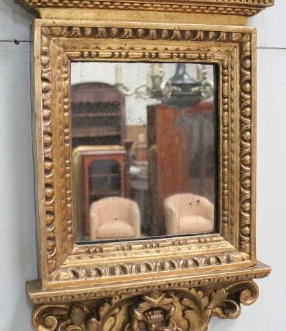 Petit Miroir en bois Doré à Décors d’animaux Ailés – Fin XIXe