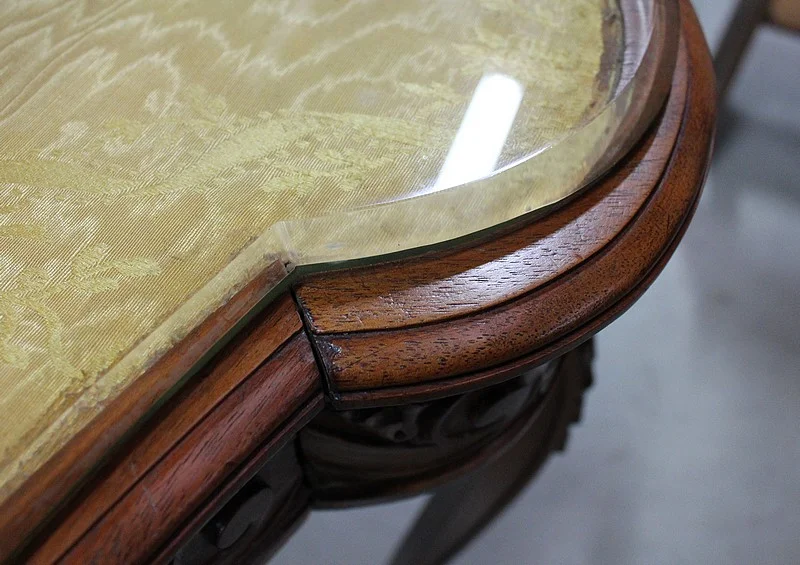 KIDNEY SHAPED DRESSSING TABLE