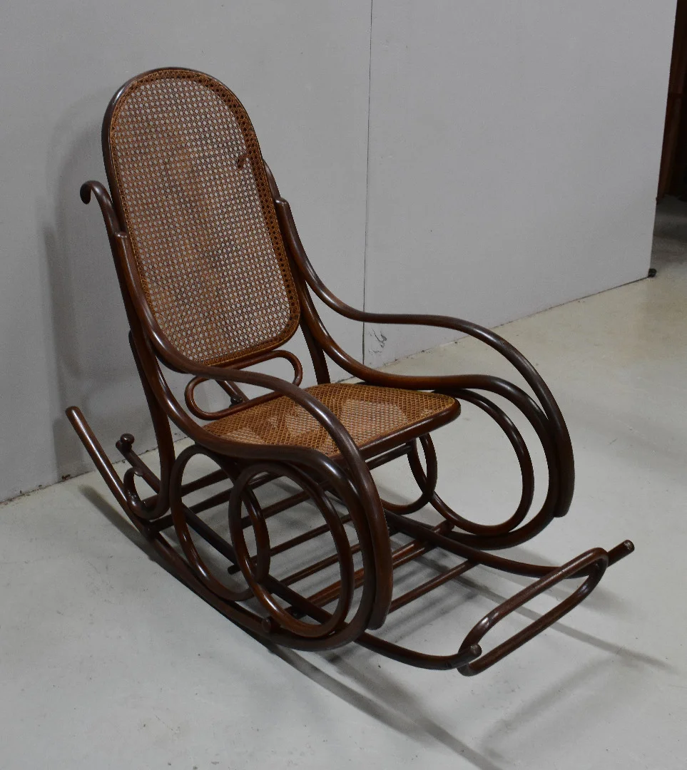 ROCKING CHAIR AND FOOT REST