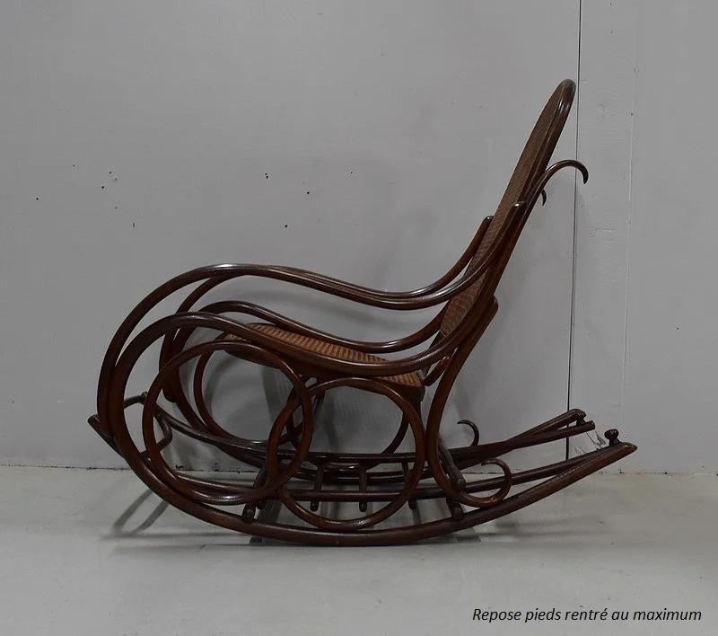 Rocking Chair et son Repose pieds, en Hêtre, esprit « Thonet » – 1900