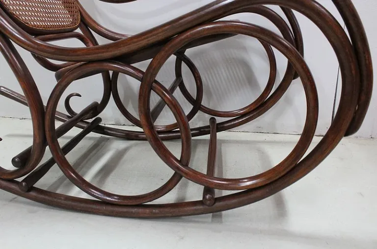 ROCKING CHAIR AND FOOT REST