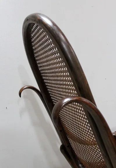 ROCKING CHAIR AND FOOT REST