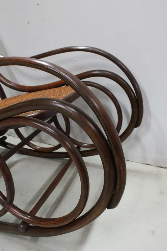 Rocking Chair et son Repose pieds, en Hêtre, esprit « Thonet » – 1900