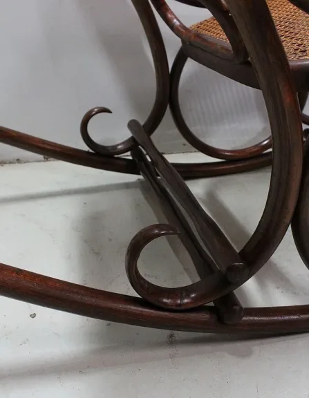 ROCKING CHAIR AND FOOT REST