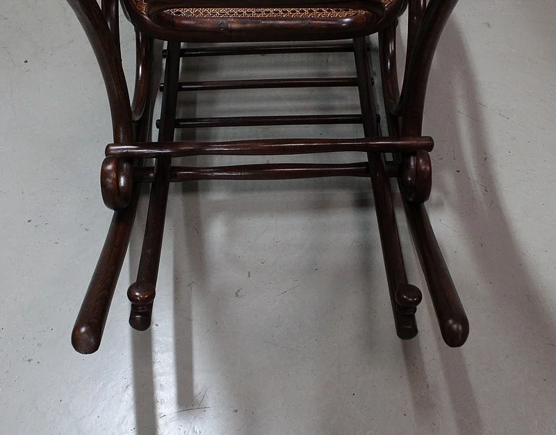 Rocking Chair et son Repose pieds, en Hêtre, esprit « Thonet » – 1900