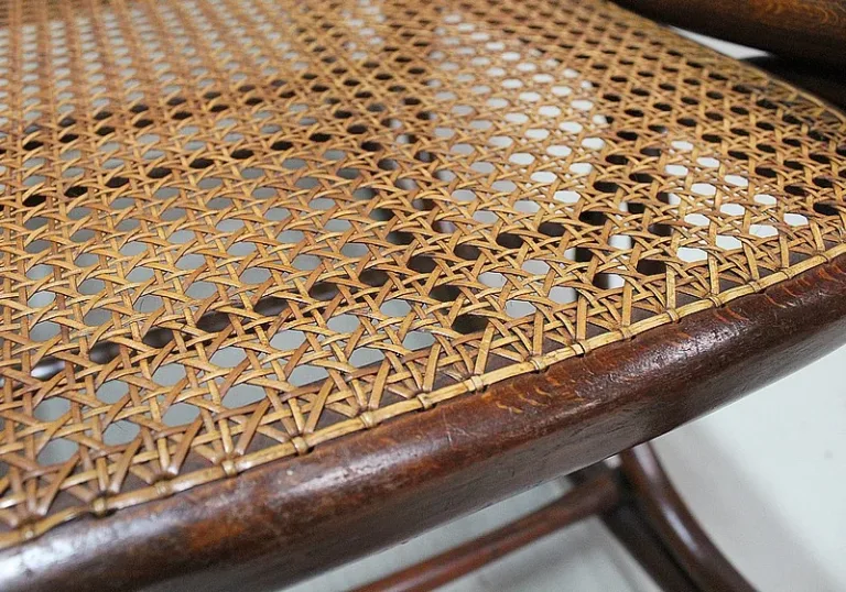 ROCKING CHAIR AND FOOT REST