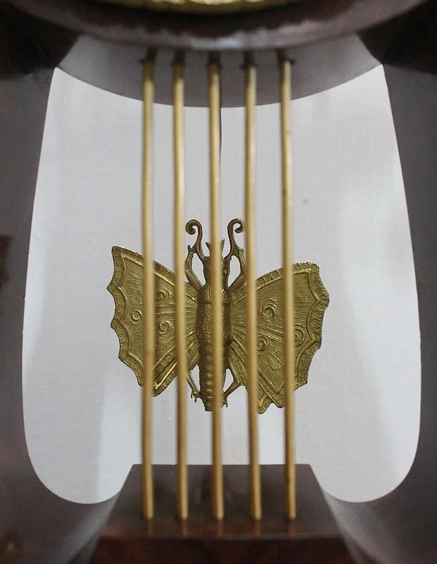 Pendule Lyre en Acajou et Bronze Doré, époque Empire – Début XIXe