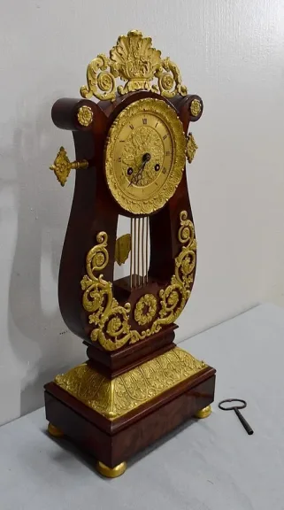 Pendule Lyre en Acajou et Bronze Doré, époque Empire – Début XIXe