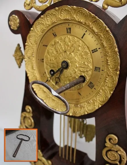 Pendule Lyre en Acajou et Bronze Doré, époque Empire – Début XIXe