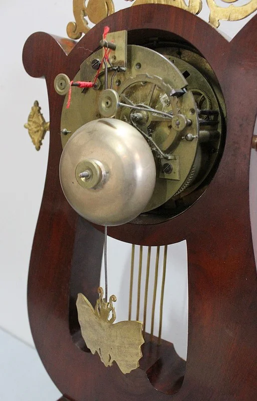 Pendule Lyre en Acajou et Bronze Doré, époque Empire – Début XIXe