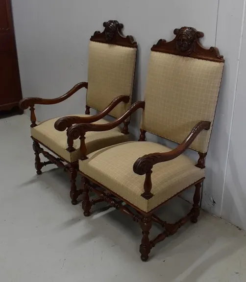 PAAR VON LOUIS XIII STIL-SESSELN