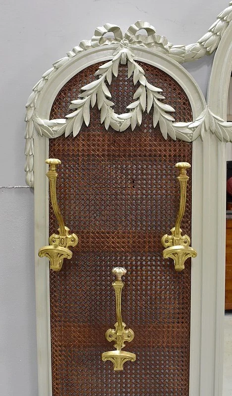 Important Vestiaire Mural Crème, avec Miroir et Cannage, goût Louis XVI – 1900