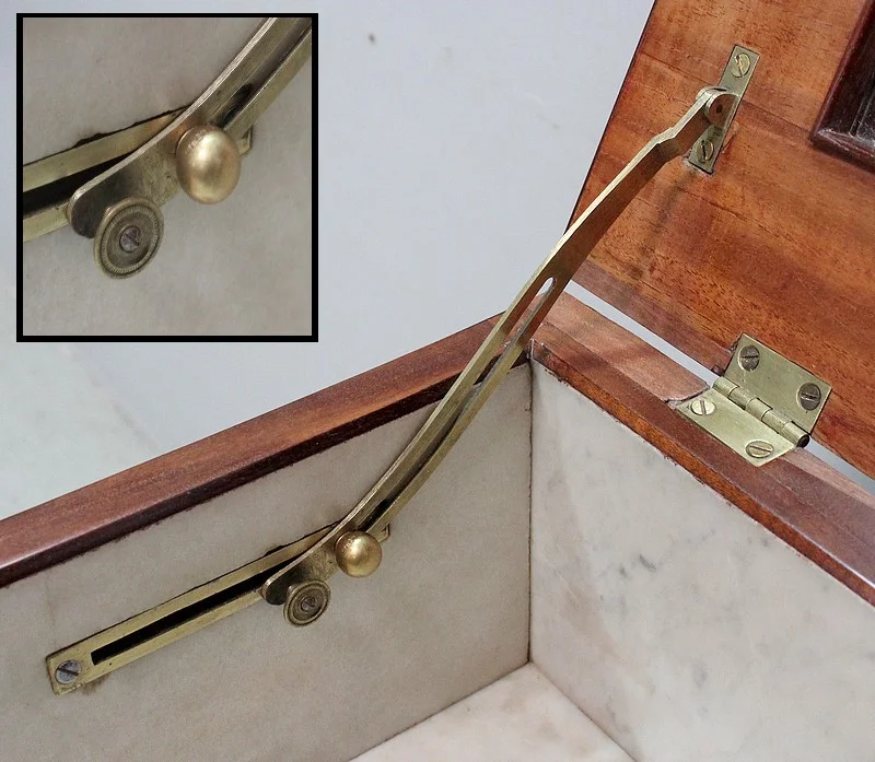 Rare Petite Commode de Toilette, en Placage de Ronce d’Acajou – Fin XIXe