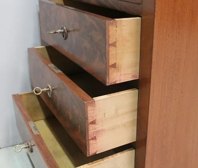 Rare Petite Commode de Toilette, en Placage de Ronce d’Acajou – Fin XIXe