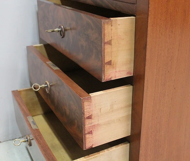Rare Petite Commode de Toilette, en Placage de Ronce d’Acajou – Fin XIXe
