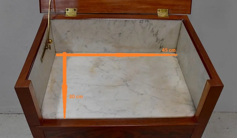 Rare Petite Commode de Toilette, en Placage de Ronce d’Acajou – Fin XIXe