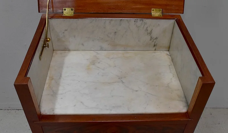 Rare Petite Commode de Toilette, en Placage de Ronce d’Acajou – Fin XIXe
