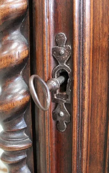SCHRANK IM GOTISCHEN STIL