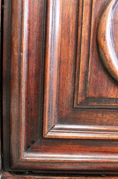 SCHRANK IM GOTISCHEN STIL