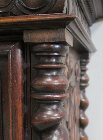 SCHRANK IM GOTISCHEN STIL