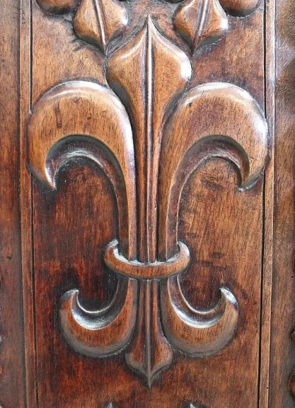 SCHRANK IM GOTISCHEN STIL