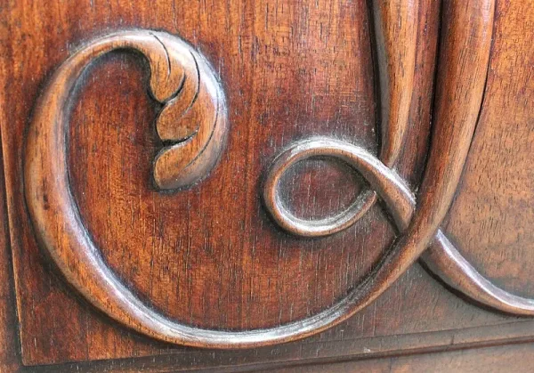 SCHRANK IM GOTISCHEN STIL