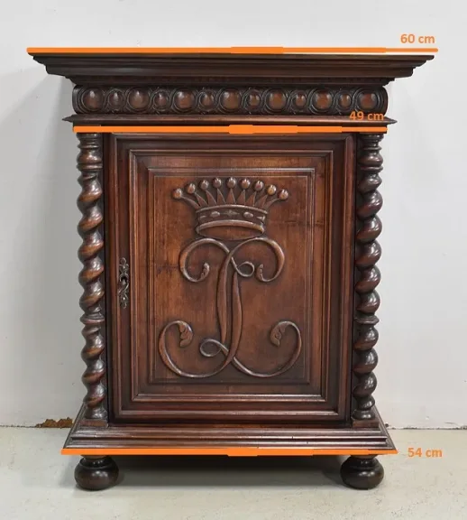 SCHRANK IM GOTISCHEN STIL