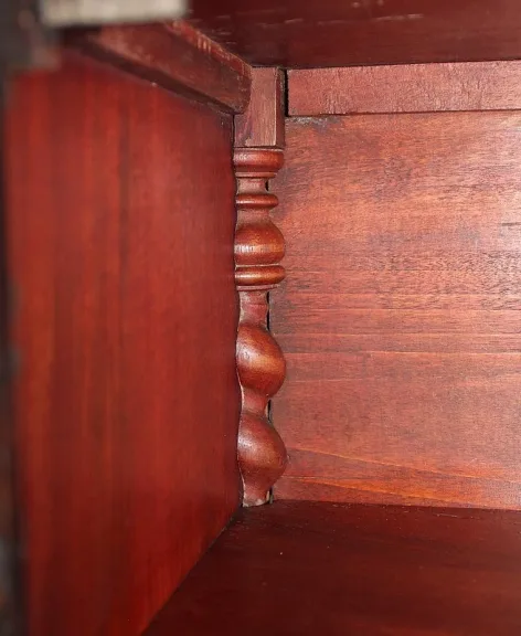 SCHRANK IM GOTISCHEN STIL