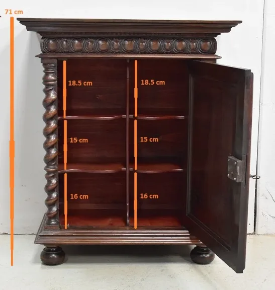 SCHRANK IM GOTISCHEN STIL