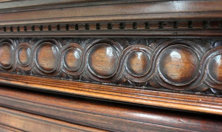 SCHRANK IM GOTISCHEN STIL