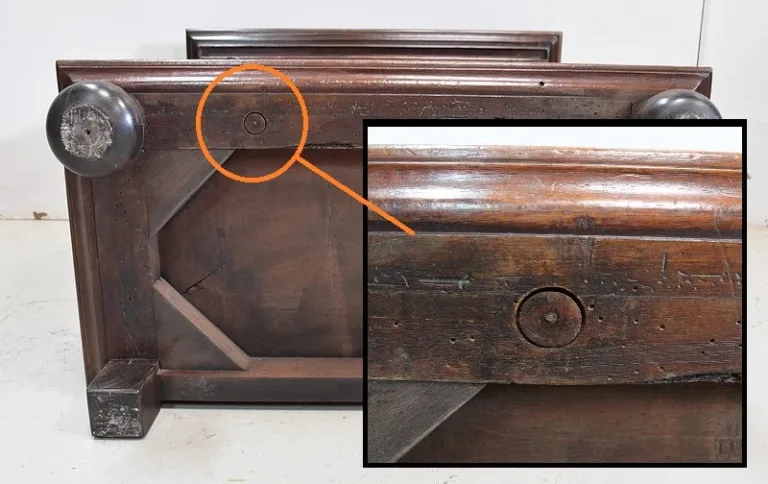 SCHRANK IM GOTISCHEN STIL