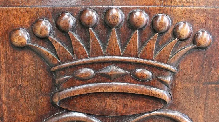 SCHRANK IM GOTISCHEN STIL