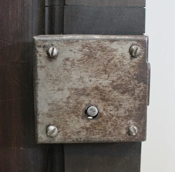 SCHRANK IM GOTISCHEN STIL