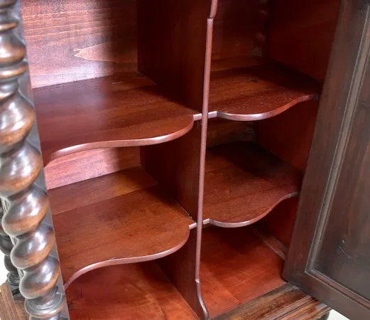 SCHRANK IM GOTISCHEN STIL