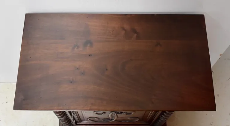 SCHRANK IM GOTISCHEN STIL