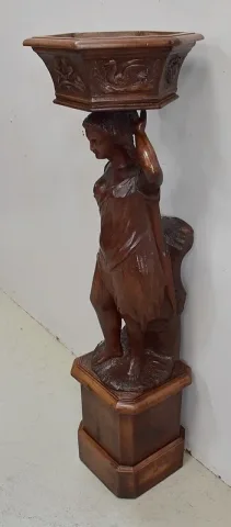 ジャルディニアの木製彫刻