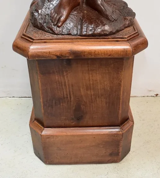 HOLZSKULPTUR MIT JARDINIERE