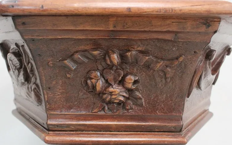 HOLZSKULPTUR MIT JARDINIERE