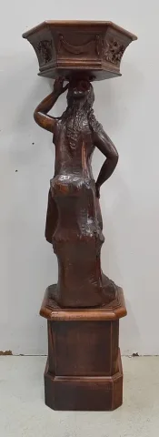 ジャルディニアの木製彫刻