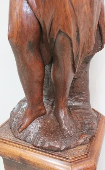 HOLZSKULPTUR MIT JARDINIERE