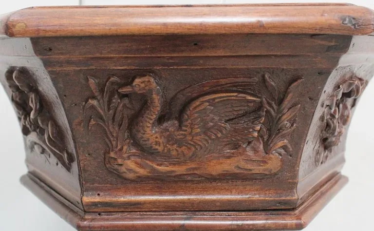 HOLZSKULPTUR MIT JARDINIERE