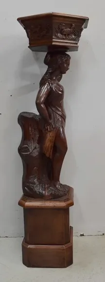 HOLZSKULPTUR MIT JARDINIERE
