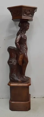 ジャルディニアの木製彫刻