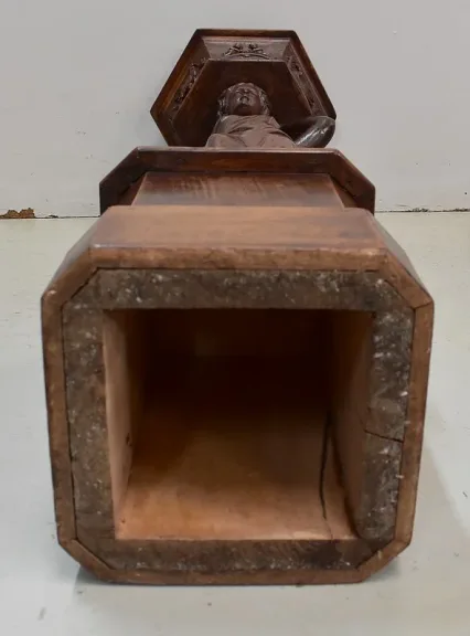 HOLZSKULPTUR MIT JARDINIERE