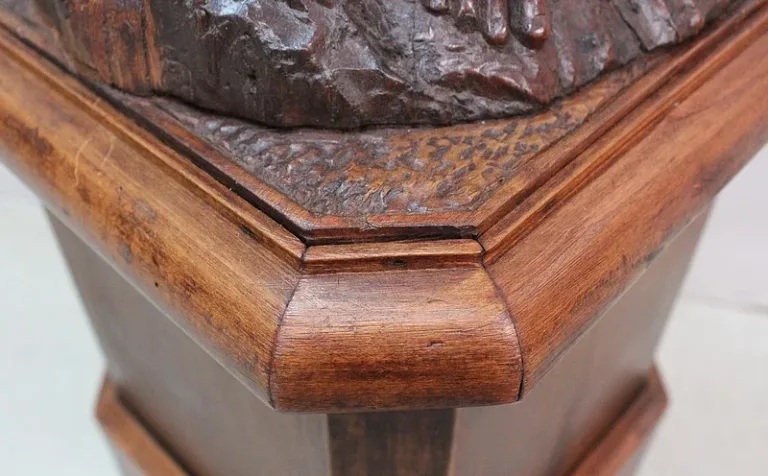 HOLZSKULPTUR MIT JARDINIERE