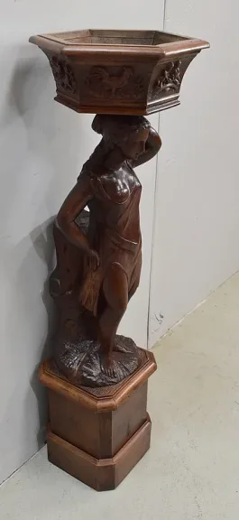 HOLZSKULPTUR MIT JARDINIERE