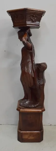 HOLZSKULPTUR MIT JARDINIERE