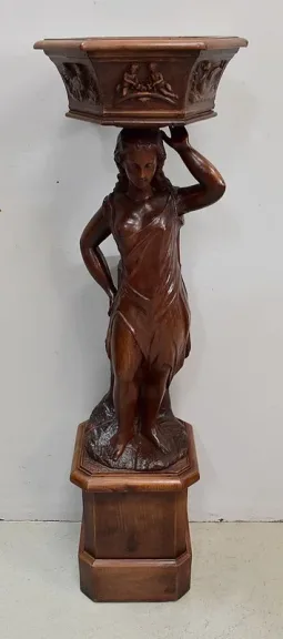 HOLZSKULPTUR MIT JARDINIERE